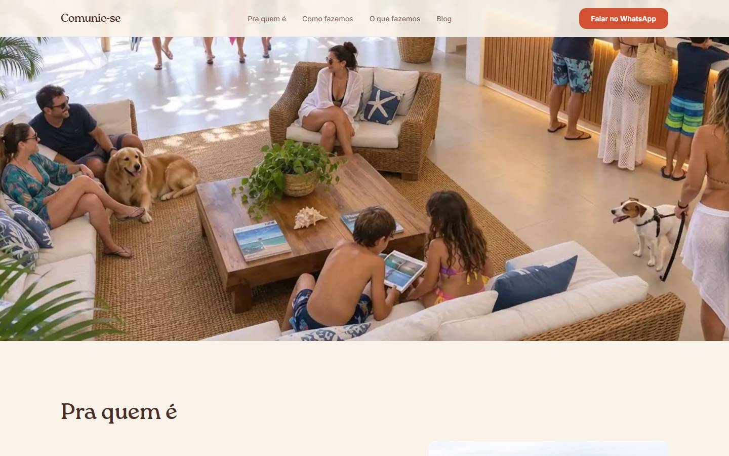 Site da Comunic-se com foto de um lobby de pousada à beira-mar