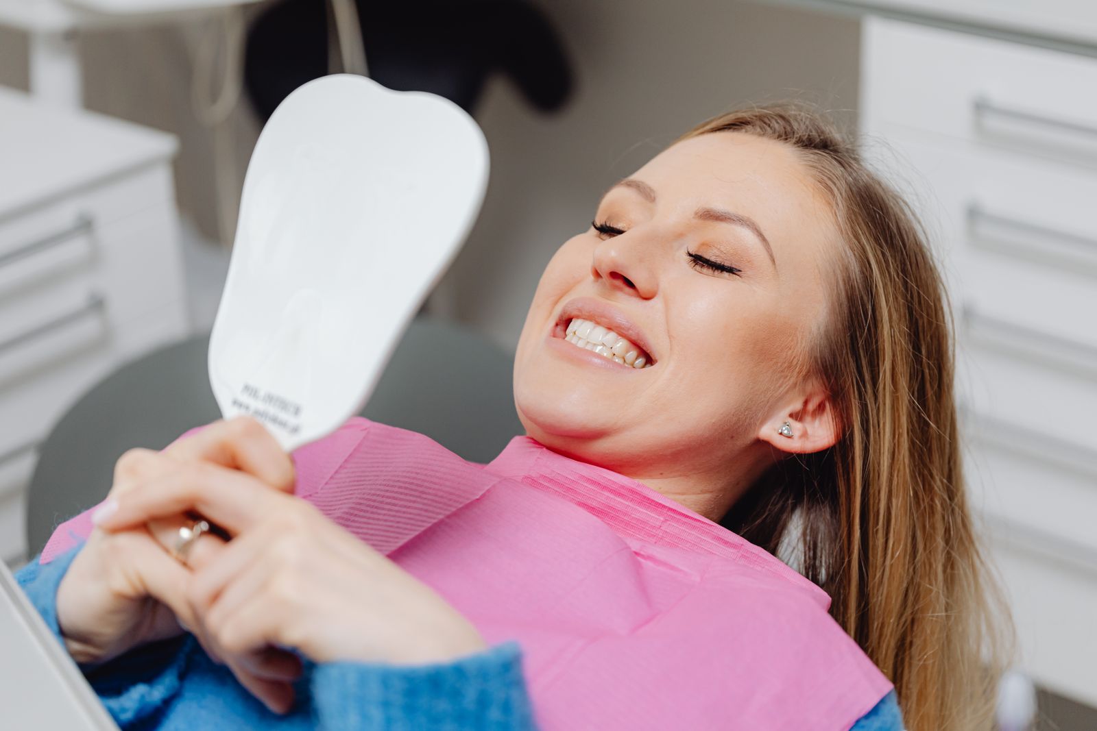 Pessoa sorrindo após atendimento em clínica de reabilitação